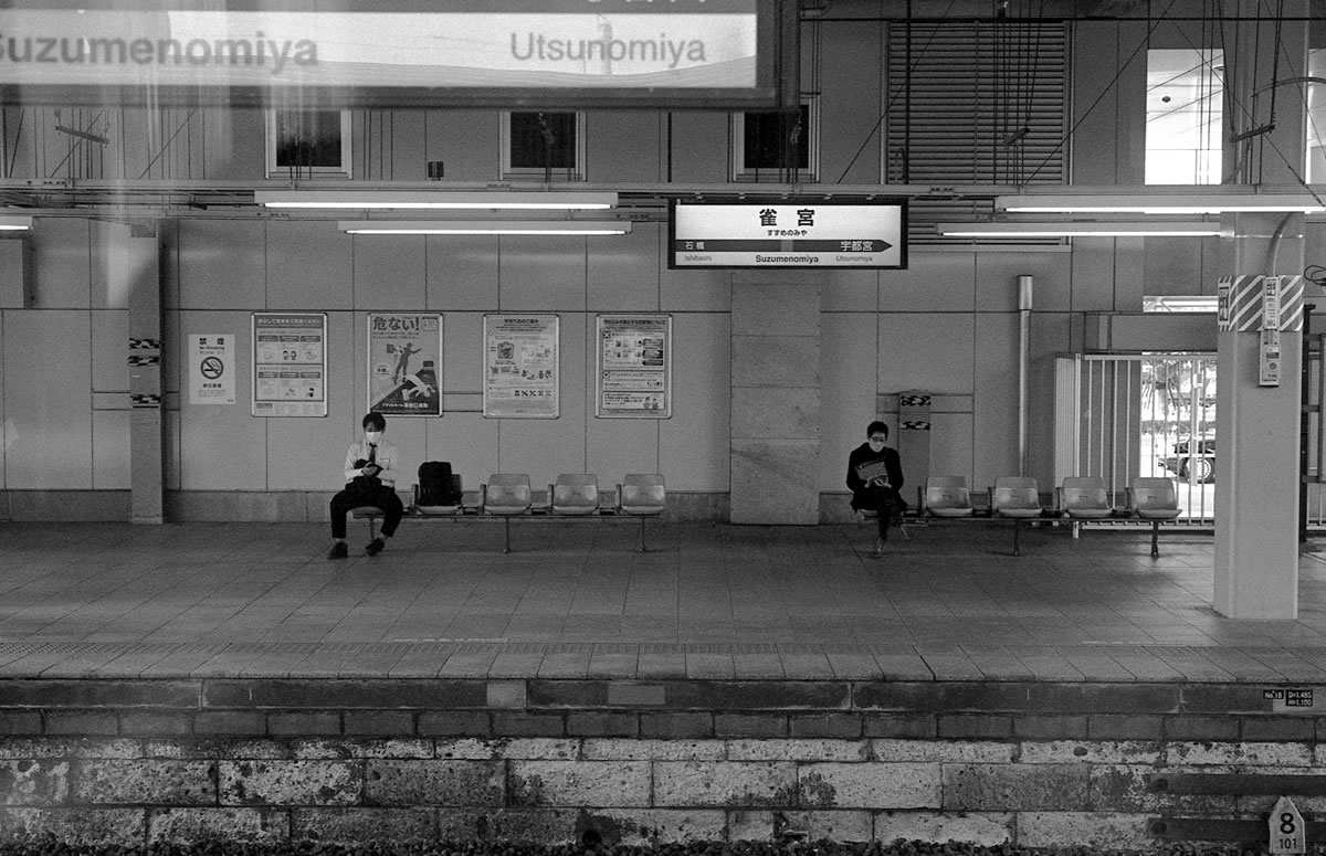 湘南新宿ラインの車窓｜Leica M3 + Summaron 35mm F3.5 with goggles + ILFORD HP5 PLUS