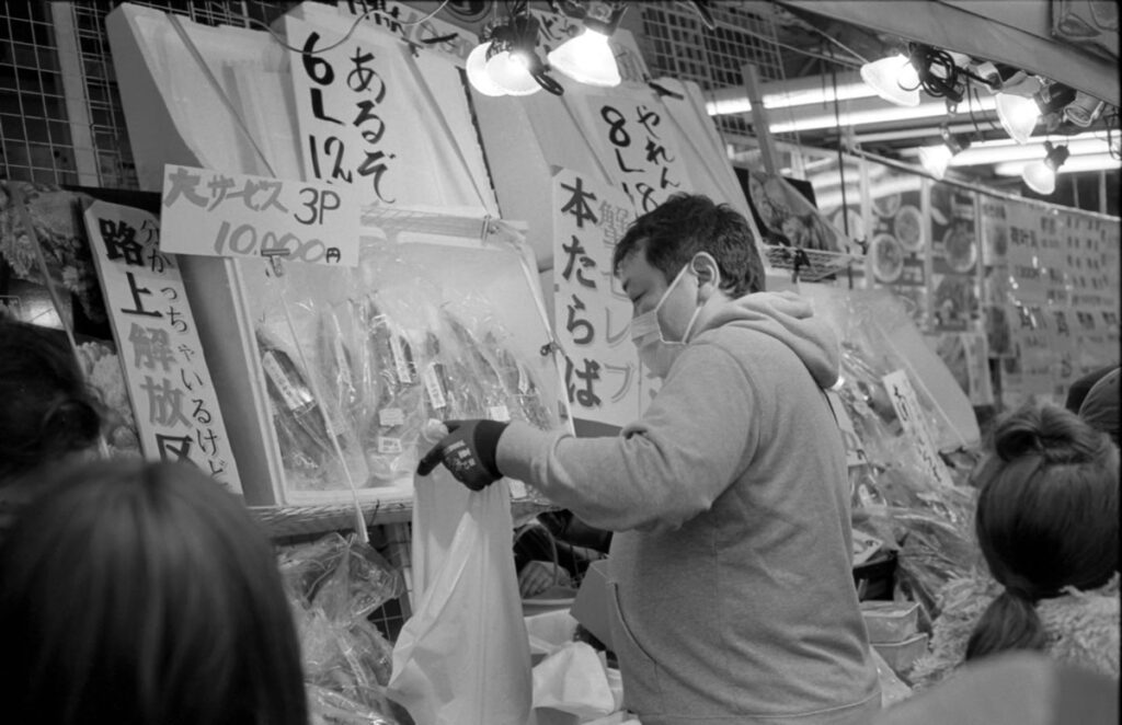 アメ横のカニが安い｜Leica M3 + C Sonnar T* 1.5/50 ZM + FKodak TRI-X 400