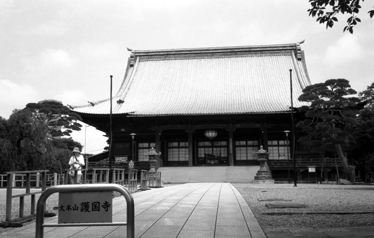 徳川綱吉の命によって建てられた護国寺｜Rollei 35S + Fomapan 400 Action