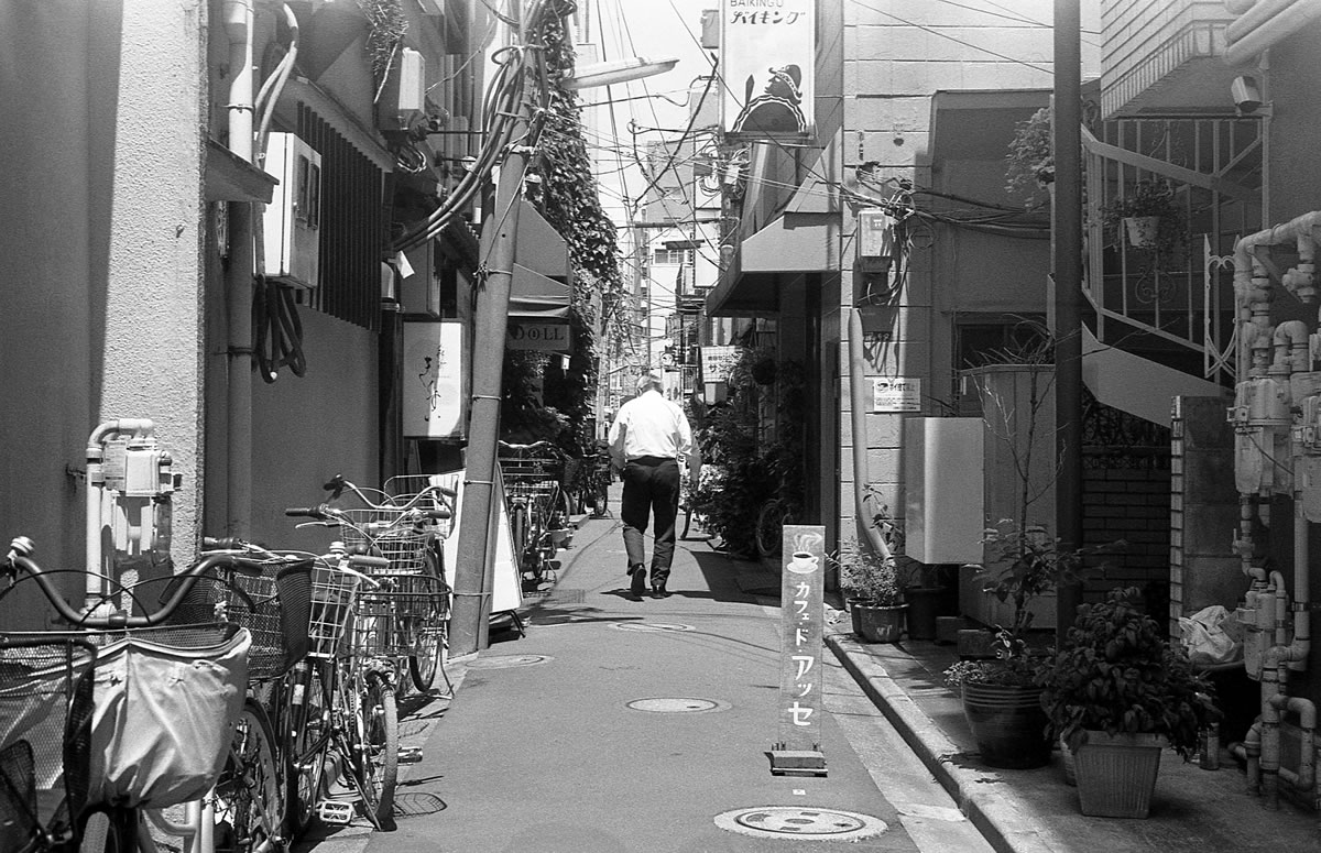 入り組んだ路地は絶好の撮影スポット｜Leica M5 + SUMMILUX-M f1.4/50mm ASPH. + Fomapan 400 Action