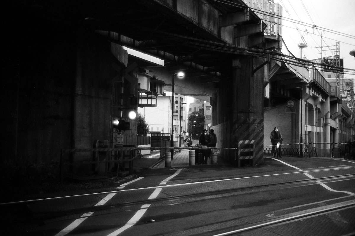 線路沿いに池袋方面へ｜Leica M5 + Summilux 35mm f1.4 + Marix 400