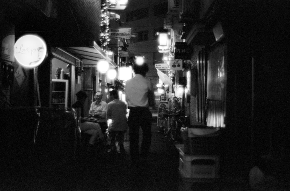 夜の美久仁小路を歩く｜Leica M5 + Summilux 35mm f1.4 + Fomapan 400 Action