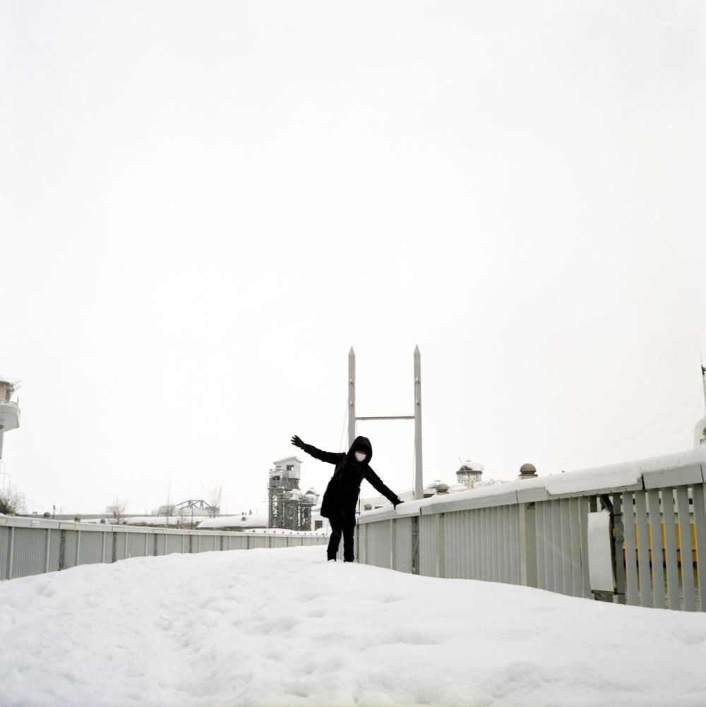 雪に慣れていない人間は歩き方ですぐわかります｜ROLLEIFLEX 3.5F + KODAK GOLD 200