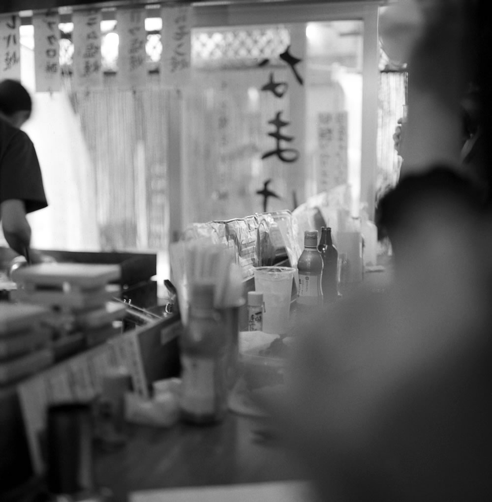 ホルモン焼きの作業も凄いテキパキ｜ROLLEIFLEX 2.8F + Fomapan200 Creative