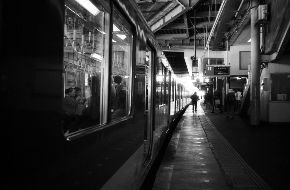 近鉄線に乗ります｜Leica M5 + Summaron 35mm F3.5 with goggles + Fomapan200 Creative