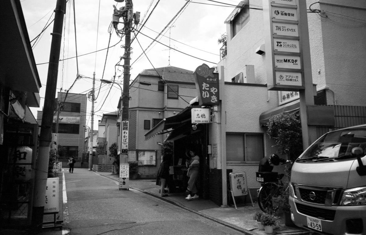 わかばは、路地を入ったところにあります｜Leica M5 + SUMMARON-M f5.6/28mm + Fomapan 400 Action