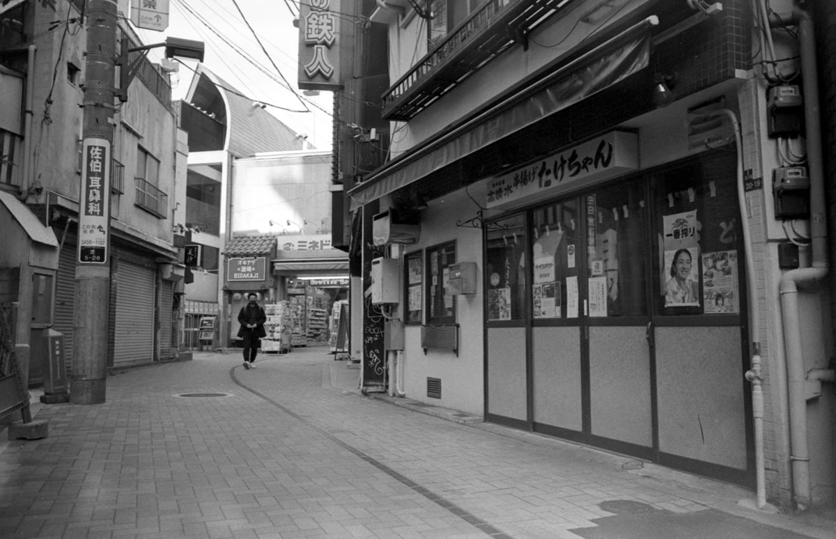 三田に路地があるとは知らなんだ｜Leica M3 + SUMMARON-M f5.6/28mm + ILFORD HP5 PLUS