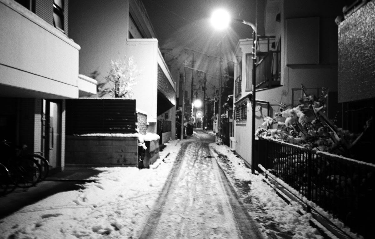 路地は雪が積もってました｜Leica M3 + SUMMARON-M f5.6/28mm + ILFORD HP5 PLUS