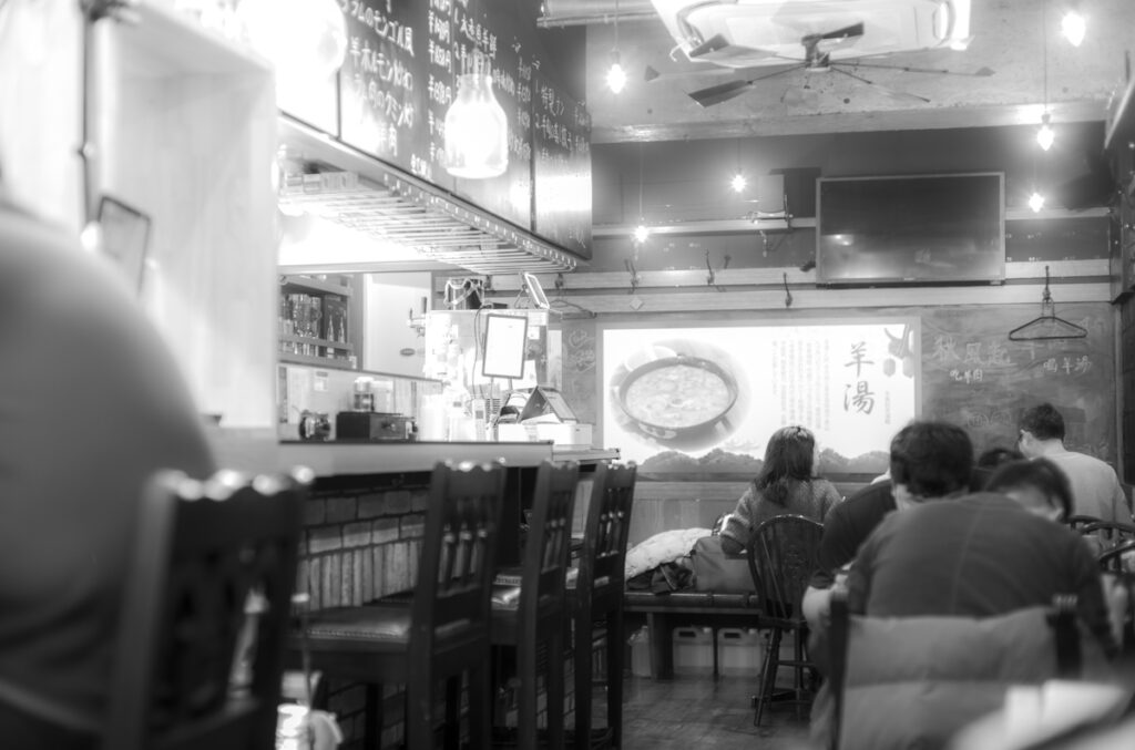 日本語よりも中国語が聞こえてきます|Leica M10 Monochrom + C Sonnar T* 1.5/50 ZM