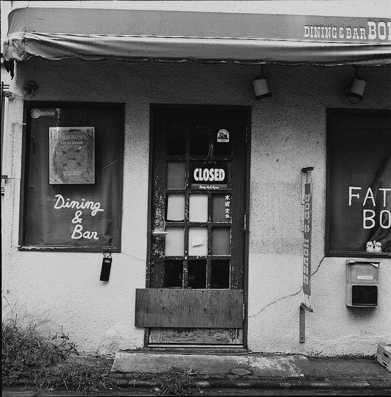 お目当てのお店は満員だった｜ROLLEIFLEX 2.8F + フィルム失念