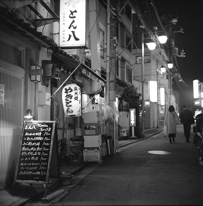 栄通りの奥まったところにあるアットホームな居酒屋とん八｜ROLLEIFLEX 2.8F + Kodak TRI-X 400