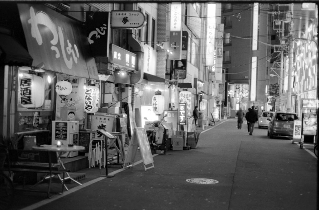 飲み屋街に活気はなく｜Leica M3 + C Sonnar T* 1.5/50 ZM + Fujifilm Neopan 400 Presto