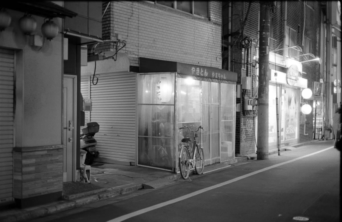 やまちゃんの営業時間｜Leica M3 + C Sonnar T* 1.5/50 ZM + Kodak TRI-X 400