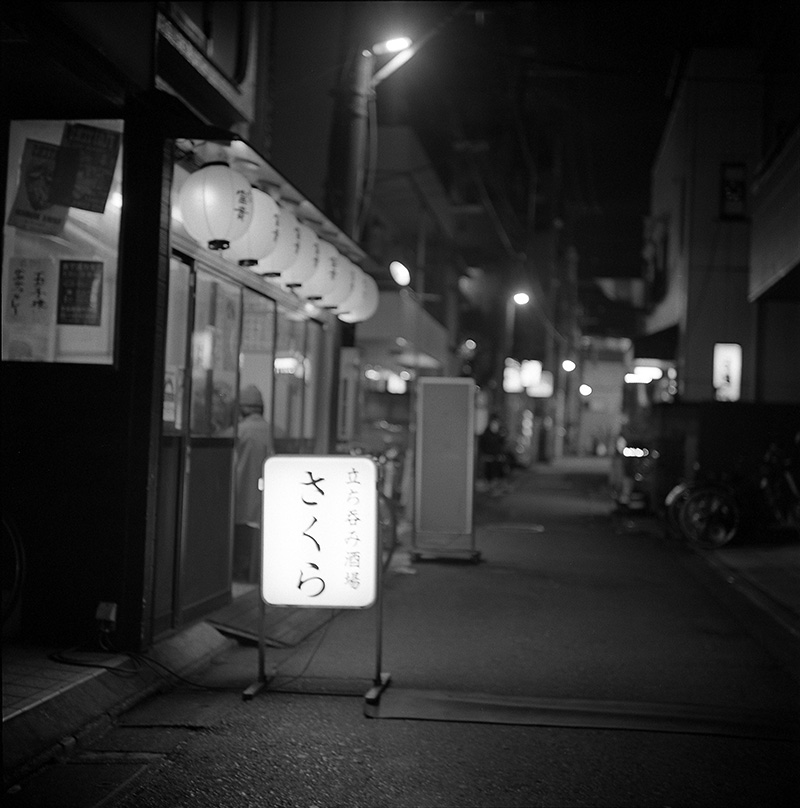 小岩の立ち飲み屋で一杯｜ROLLEIFLEX 2.8F + フィルム失念