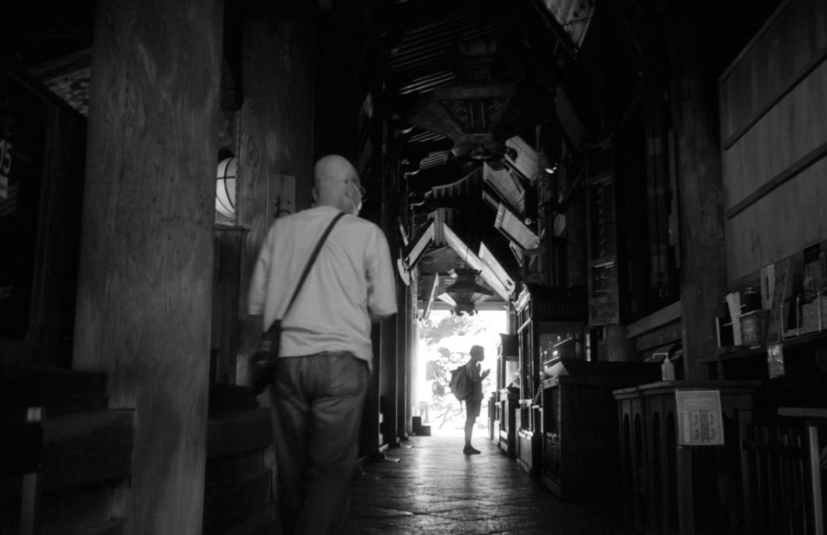 ご本尊の特別参拝が行われていた｜Leica M5 + Summaron 35mm F3.5 with goggles + Fomapan200 Creative