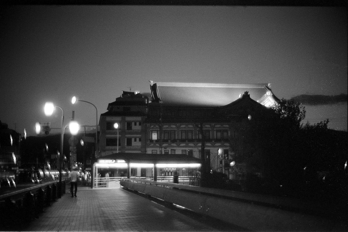 京都の歌舞伎座｜LEICA M5 + SUMMILUX 35mm F1.4 + Kodak TRI-X 400