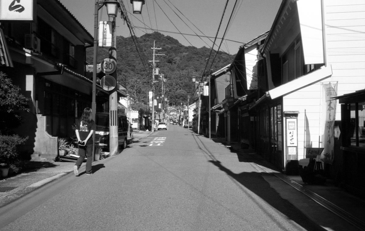 長谷寺に続く参道｜Leica M5 + Summaron 35mm F3.5 with goggles + Fomapan200 Creative