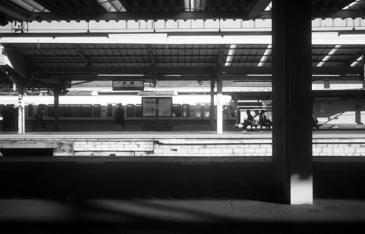 京都駅に到着｜Leica M5 + Summaron 35mm F3.5 with goggles + Fomapan200 Creative