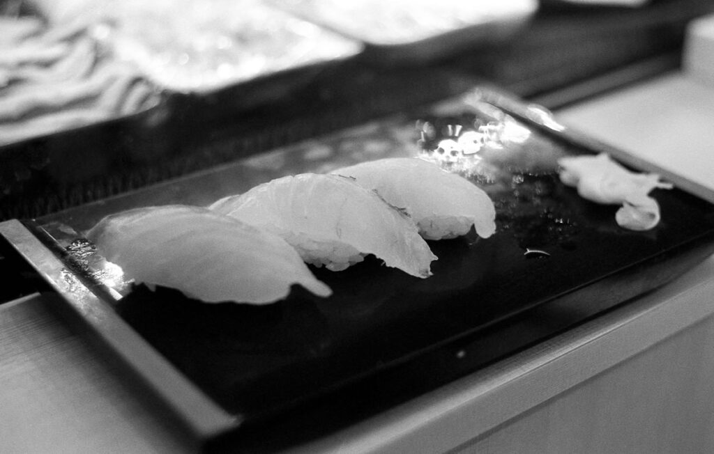 ひなと丸で寿司を味わう③|Leica M5 + DR Summicron 1:2/50mm + Fomapan 400 Action
