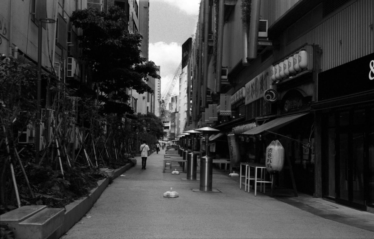 全国の郷土料理を味わえる居酒屋ストリート｜Rollei 35S + Fomapan 400 Action