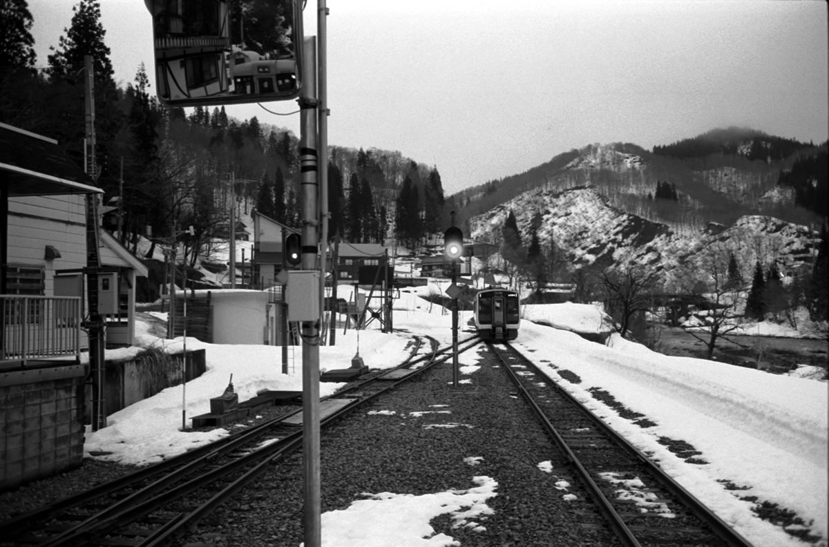 すれ違う汽車を見送る｜Leica M3 + Summicron 35mm f/2 Goggles + Marix 400