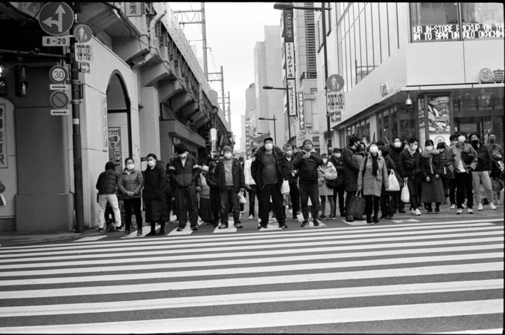 アメ横で信号待ち｜Leica M3 + C Sonnar T* 1.5/50 ZM + FKodak TRI-X 400