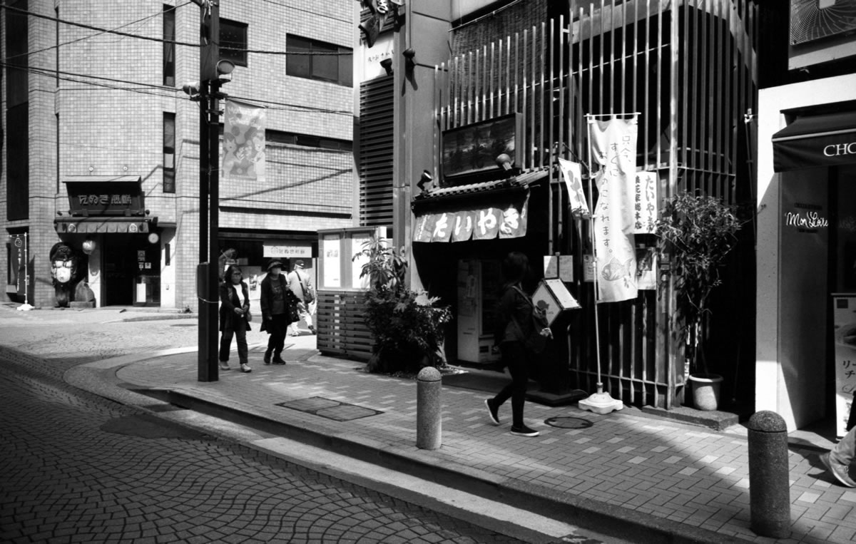 目的のお店「浪花屋総本店」｜Leica M3 + SUMMARON-M f5.6/28mm + Fomapan 200 Creative