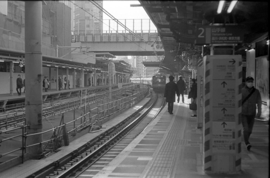 渋谷駅を出発｜Leica M3 + C Sonnar T* 1.5/50 ZM + Fujifilm Neopan 400 Presto