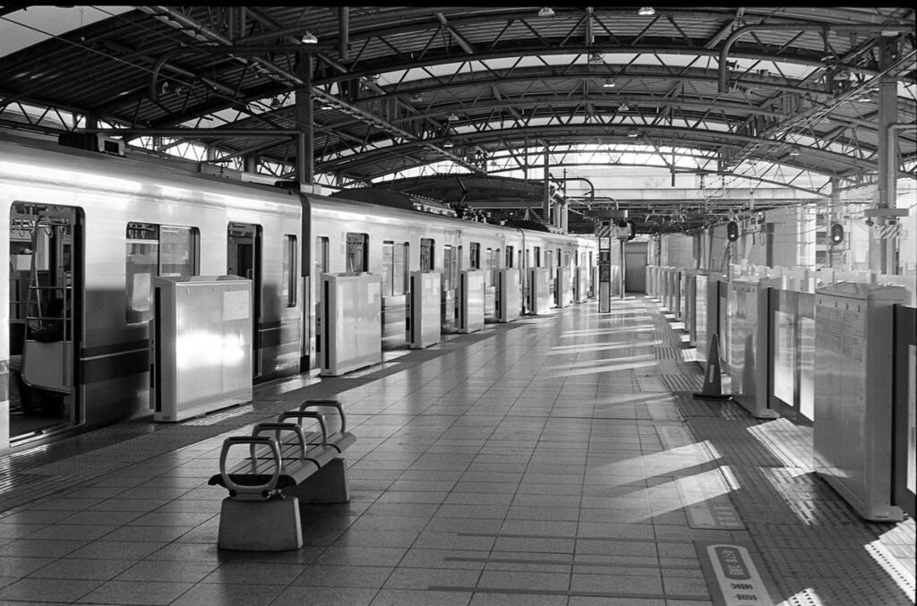 電車風景は必須|Leica M3 + C Sonnar T* 1.5/50 ZM + FKodak TRI-X 400
