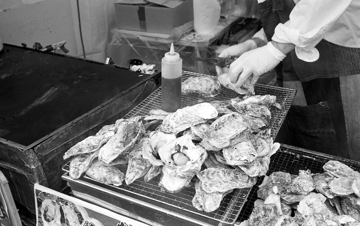 もちろんカキもあります｜Leica M3 + Summaron 35mm F3.5 with goggles + ILFORD HP5 PLUS