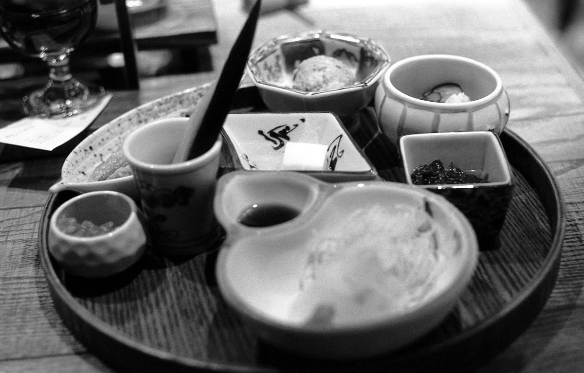 なるほどアテが美味しい｜Leica M5 + DR Summicron 1:2/50mm + Fomapan 400 Action