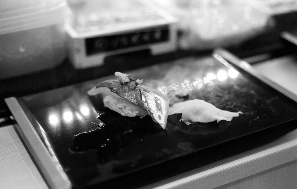 ひなと丸で寿司を味わう④|Leica M5 + DR Summicron 1:2/50mm + Fomapan 400 Action
