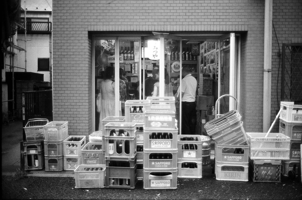 三矢商店の角打ちを屋外から｜Leica M5 + Summilux 35mm f1.4 + Marix 400