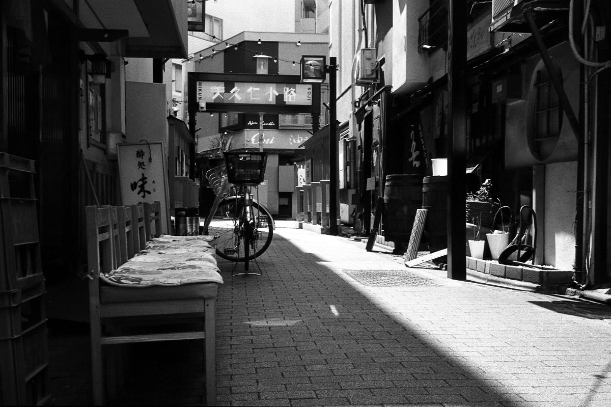 昼の飲み屋街はガラガラ｜Rollei 35S + MARIX 400