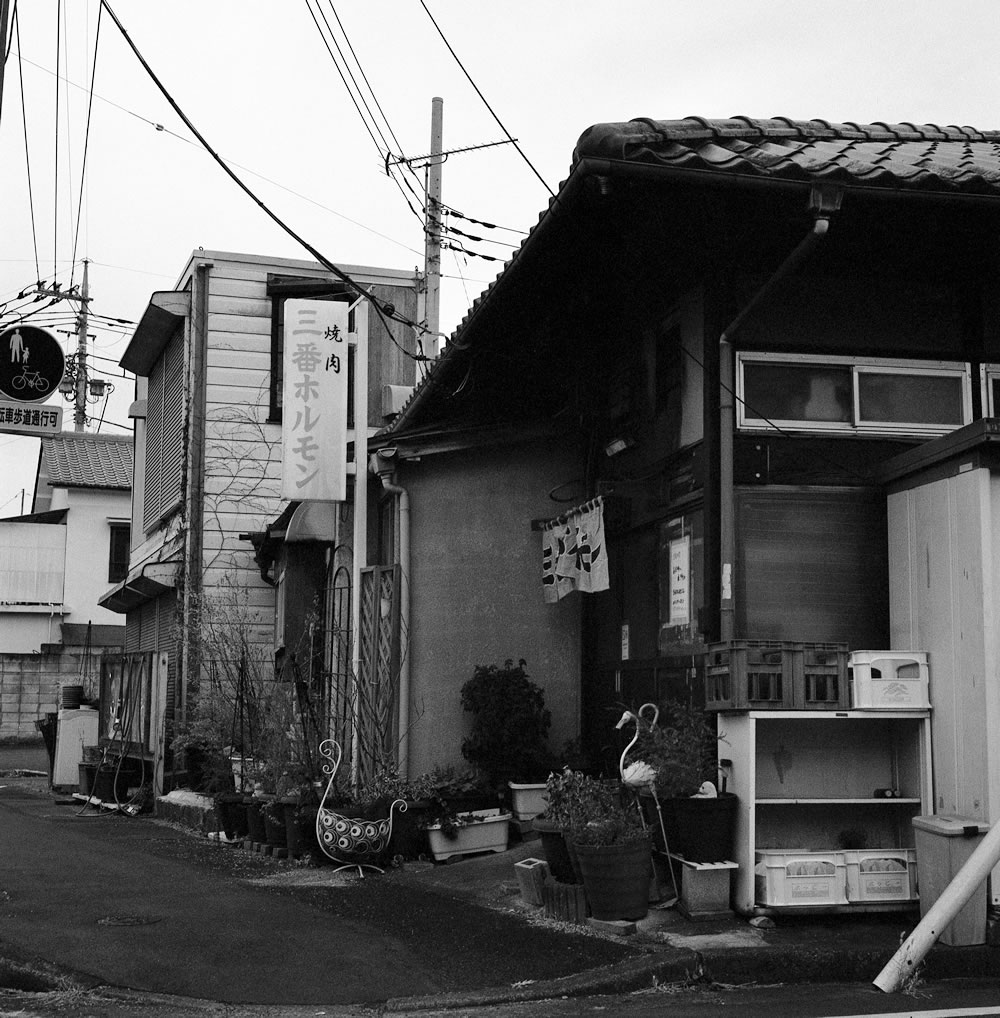 三番ホルモンは前橋中央駅から徒歩5分ほど｜ROLLEIFLEX 2.8F + Fomapan 400 Action