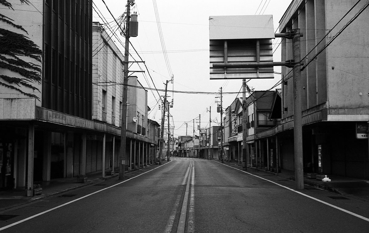 六日町の商店街｜Rollei 35S + Fomapan 400 Action