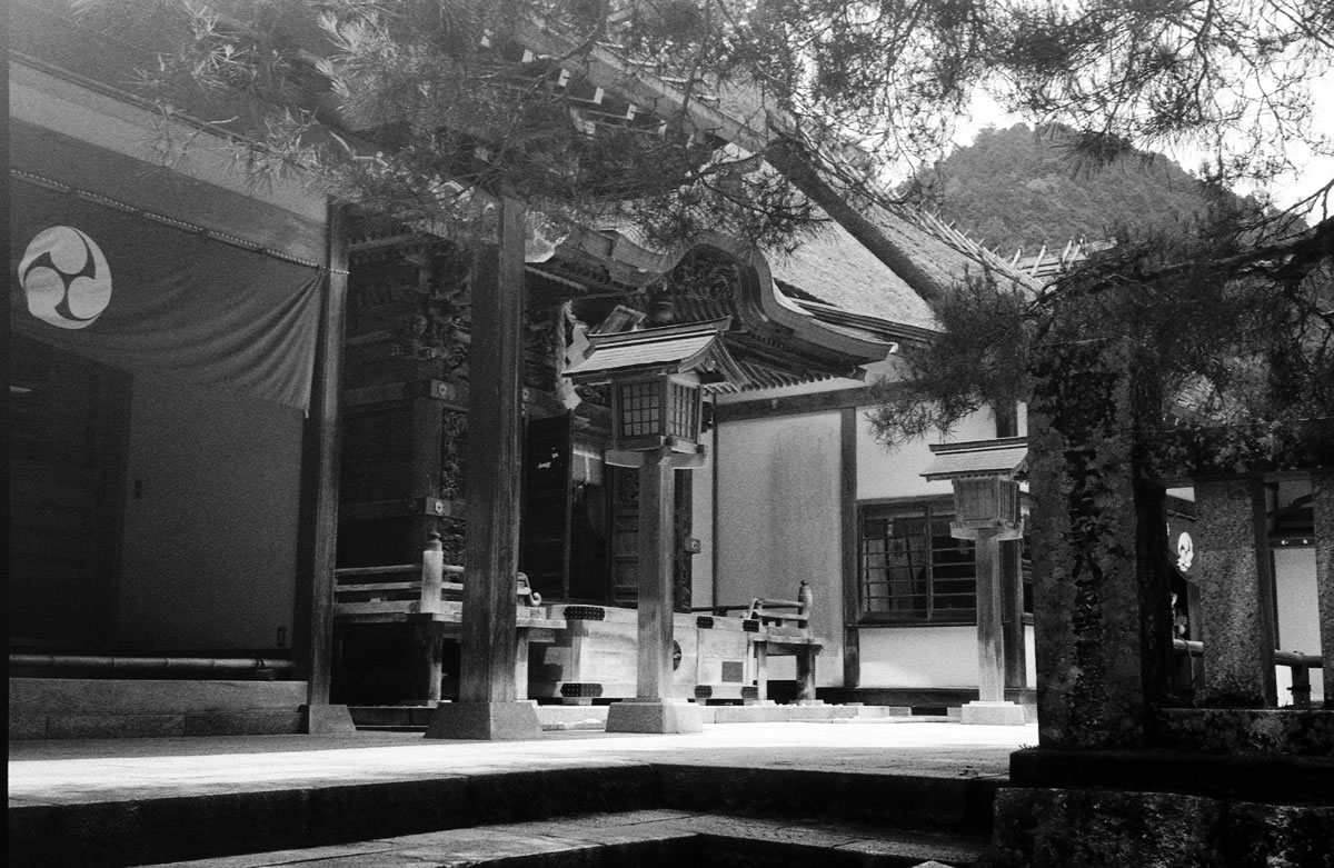 古峯神社の本堂｜Rollei 35S + MARIX 400