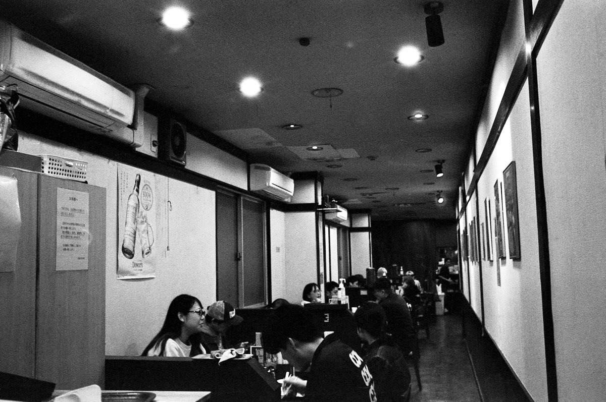 店内はほぼ満席｜Leica M3 + Summicron 35mm f/2 Goggles + Marix 400
