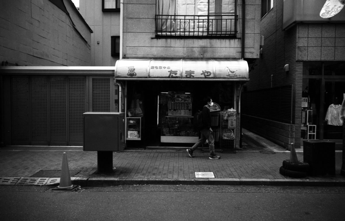 広尾の商店街にて｜Leica M3 + SUMMARON-M f5.6/28mm + Fomapan 200 Creative