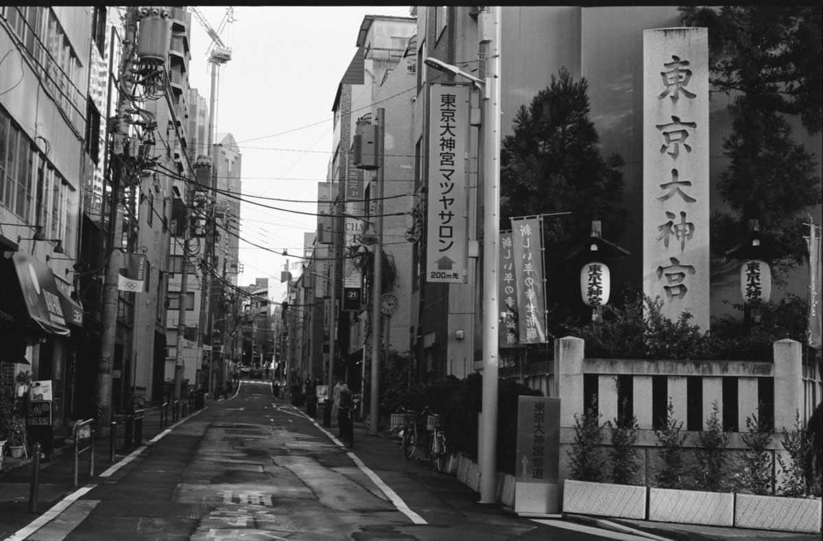 東京大神宮の入り口｜Leica M3 + C Sonnar T* 1.5/50 ZM + FKodak TRI-X 400