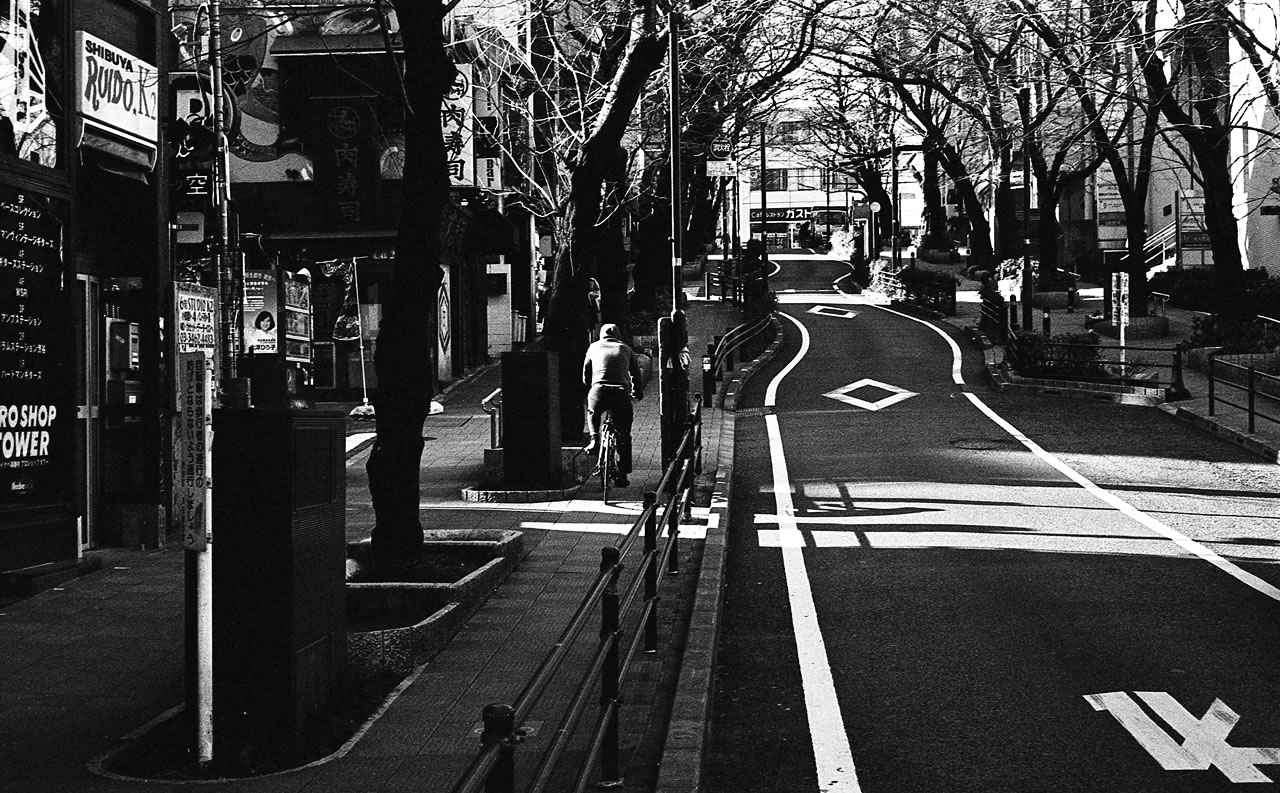 通勤に駆け上がる気合を｜Leica M3 + C Sonnar T* 1.5/50 ZM + KODAK PROFESSIONAL TRI-X