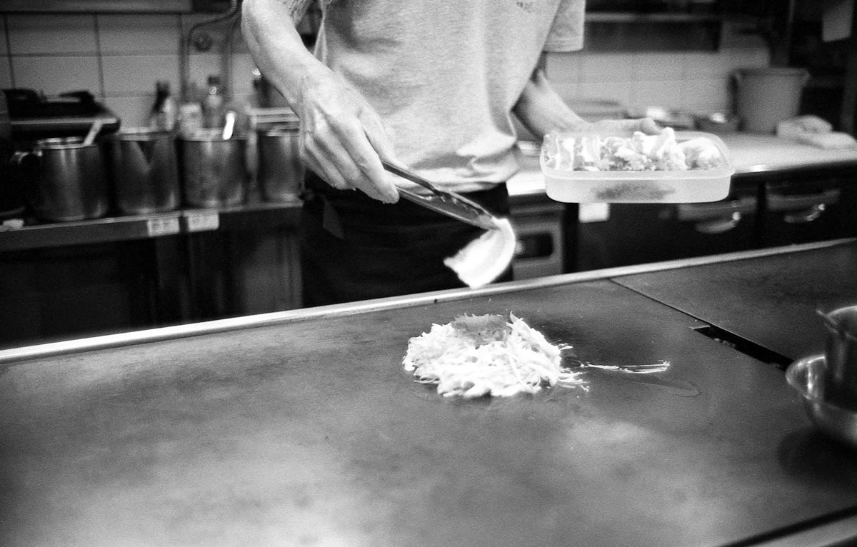 きじのお好み焼きが凄かった|Leica M5 + Summilux 35mm f1.4 + ILFORD HP5 PLUS