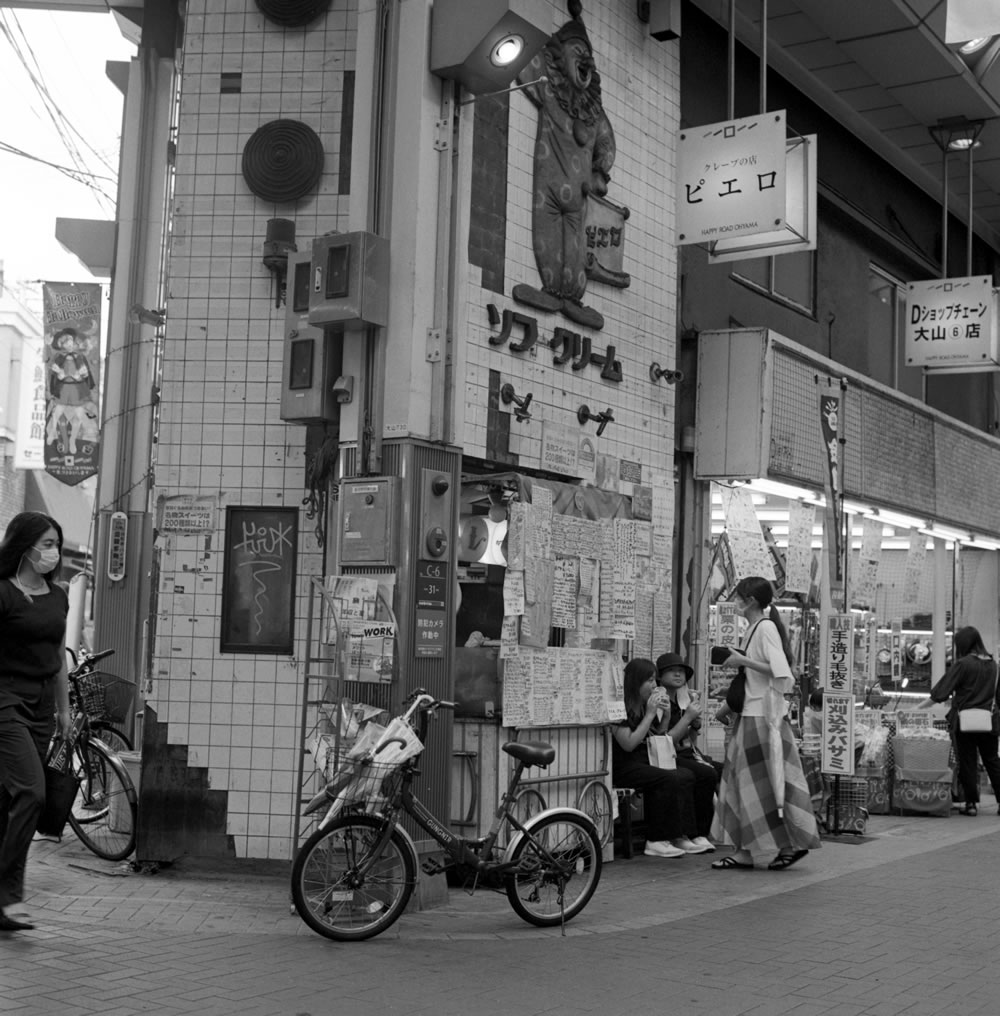 大山商店街のクレープ屋さんは大人気｜ROLLEIFLEX 2.8F + ILFORD HP5 PLUS