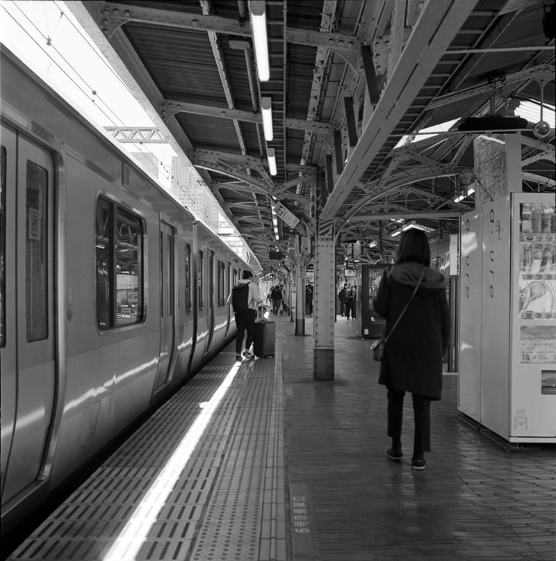 神田駅に到着｜ROLLEIFLEX 2.8F + Kodak TRI-X 400