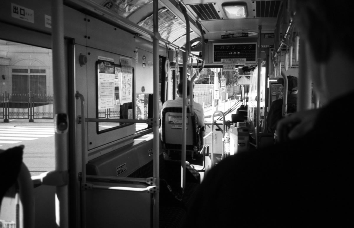 筒井駅からはバスで移動｜Leica M5 + Summaron 35mm F3.5 with goggles + Fomapan200 Creative