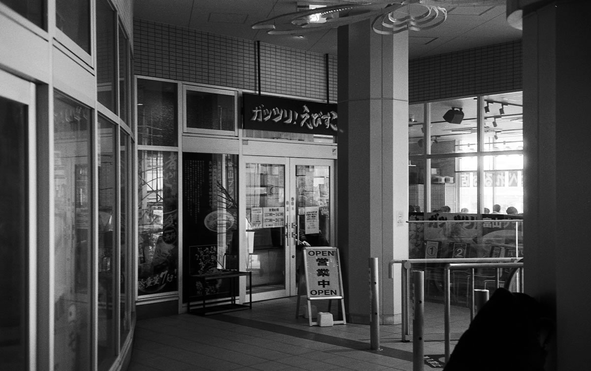 えびすこで初の富山ブラック｜Rollei 35S + Fomapan 400 Action