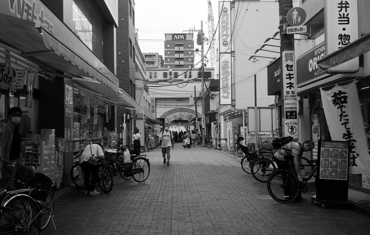 綾瀬駅前商店街の賑わい｜Rollei 35S + MARIX 400