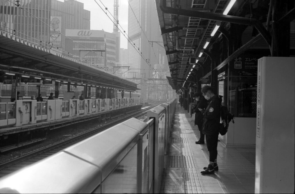 有楽町駅を出発｜Leica M3 + C Sonnar T* 1.5/50 ZM + FKodak TRI-X 400