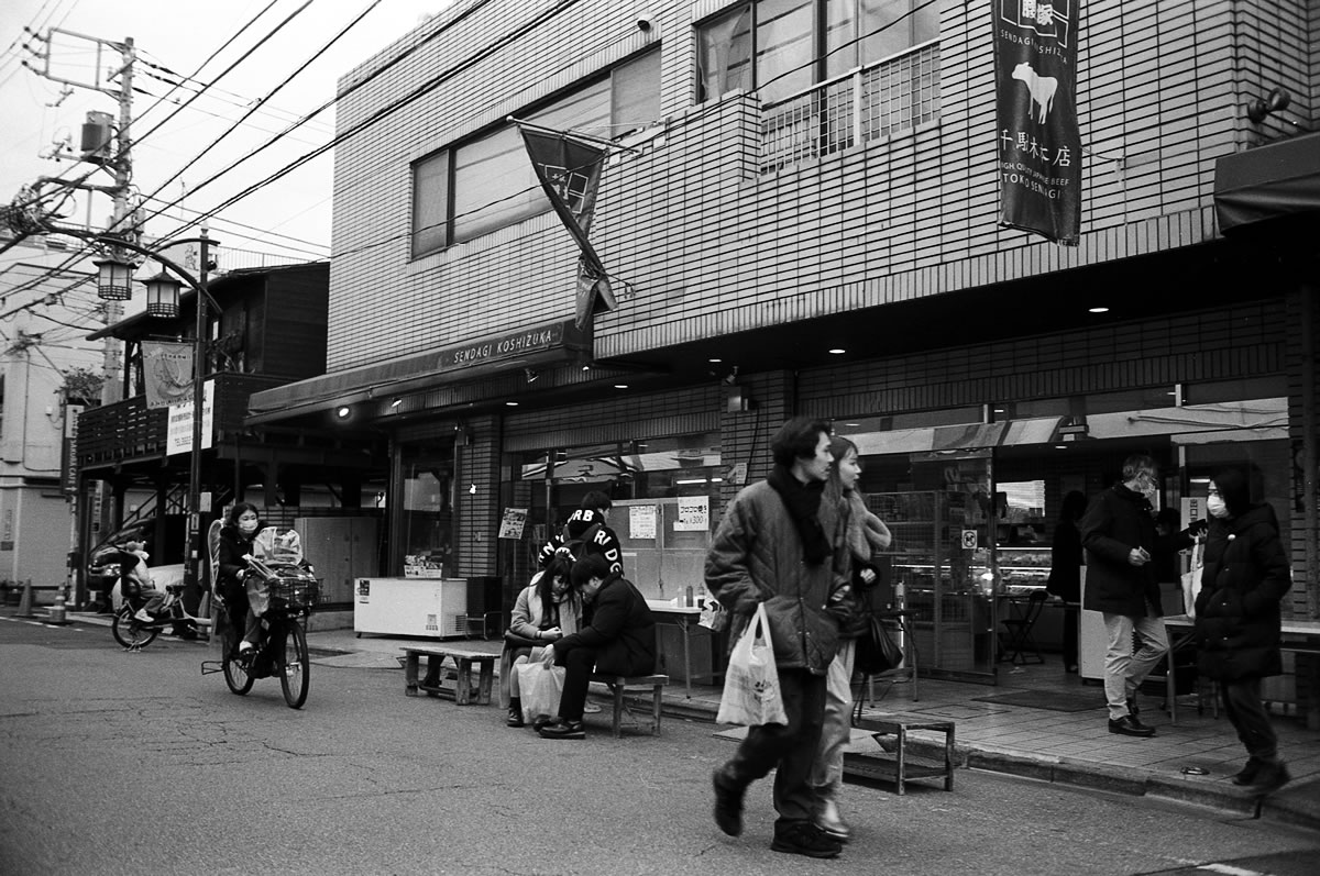 千駄木腰塚というお肉屋さんでコンビーフをゲット｜Leica M5 + Summilux 35mm f1.4 + Marix 400