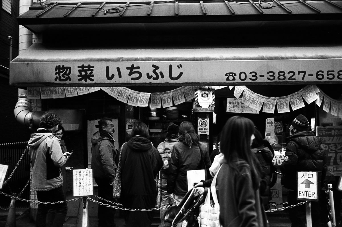 大行列のお総菜屋さん｜Leica M5 + Summilux 35mm f1.4 + Marix 400